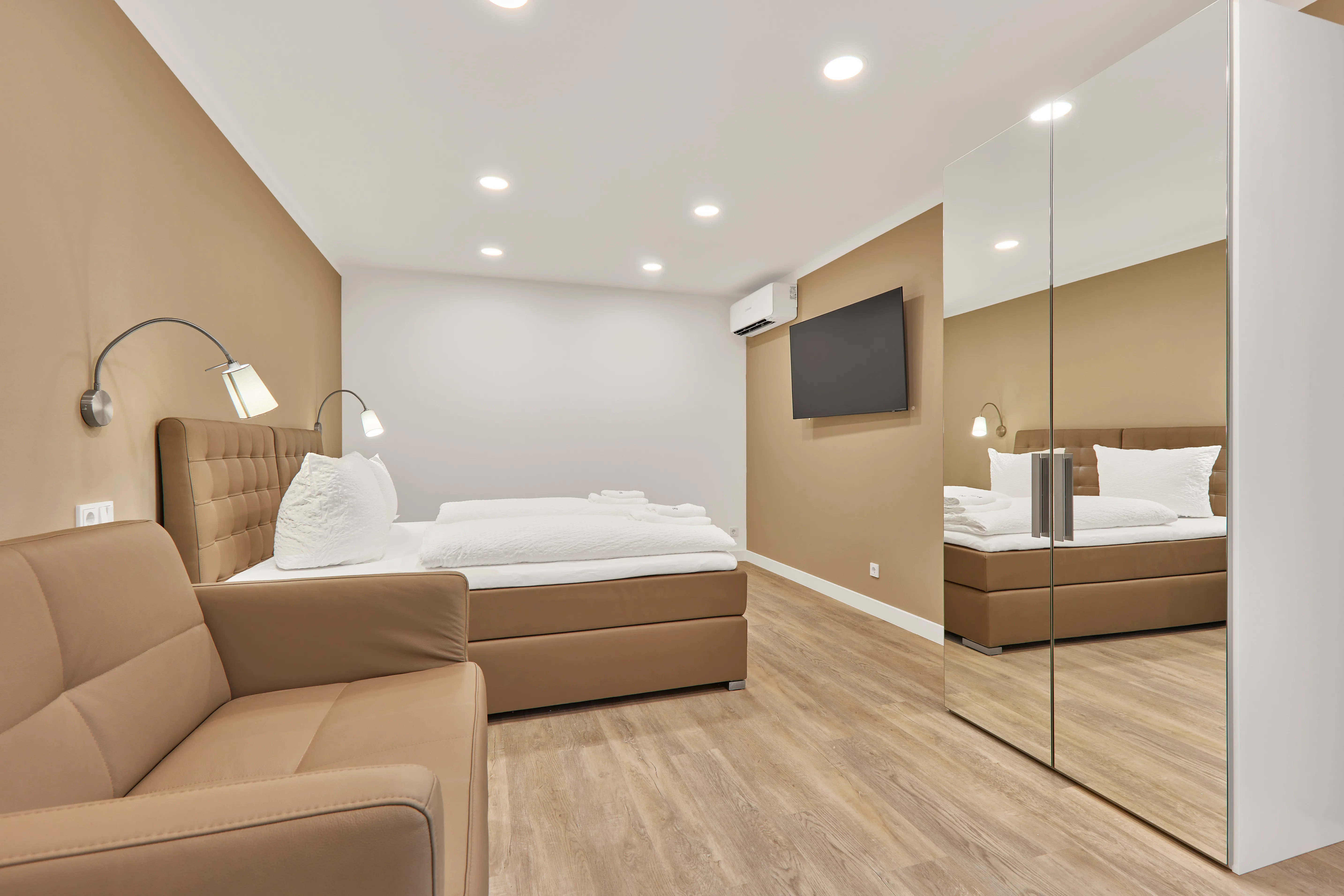 Helles Studio-Apartment mit offenem Wohn- und Küchenbereich