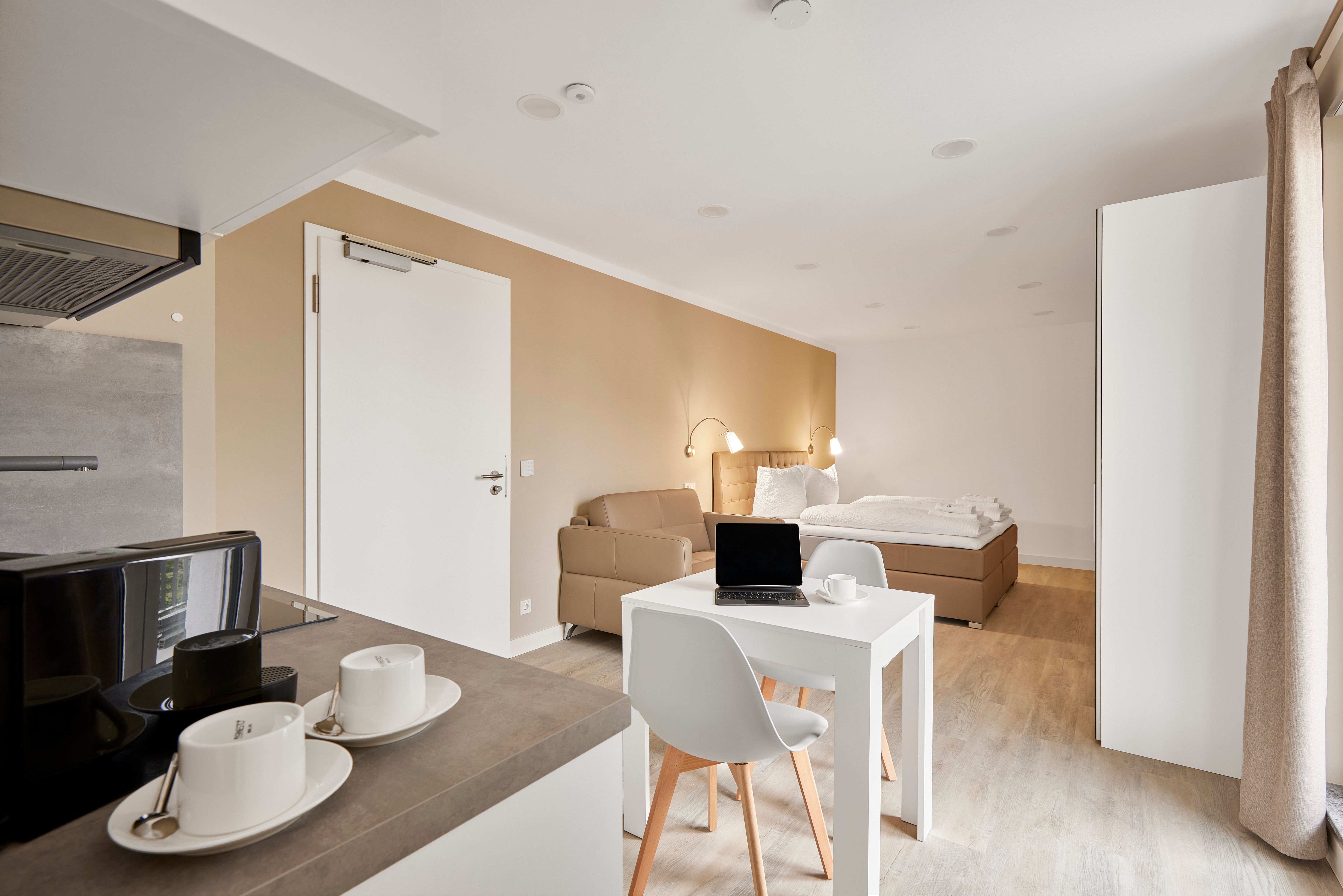 Wohnbereich mit Akzentwand und Smart-TV
