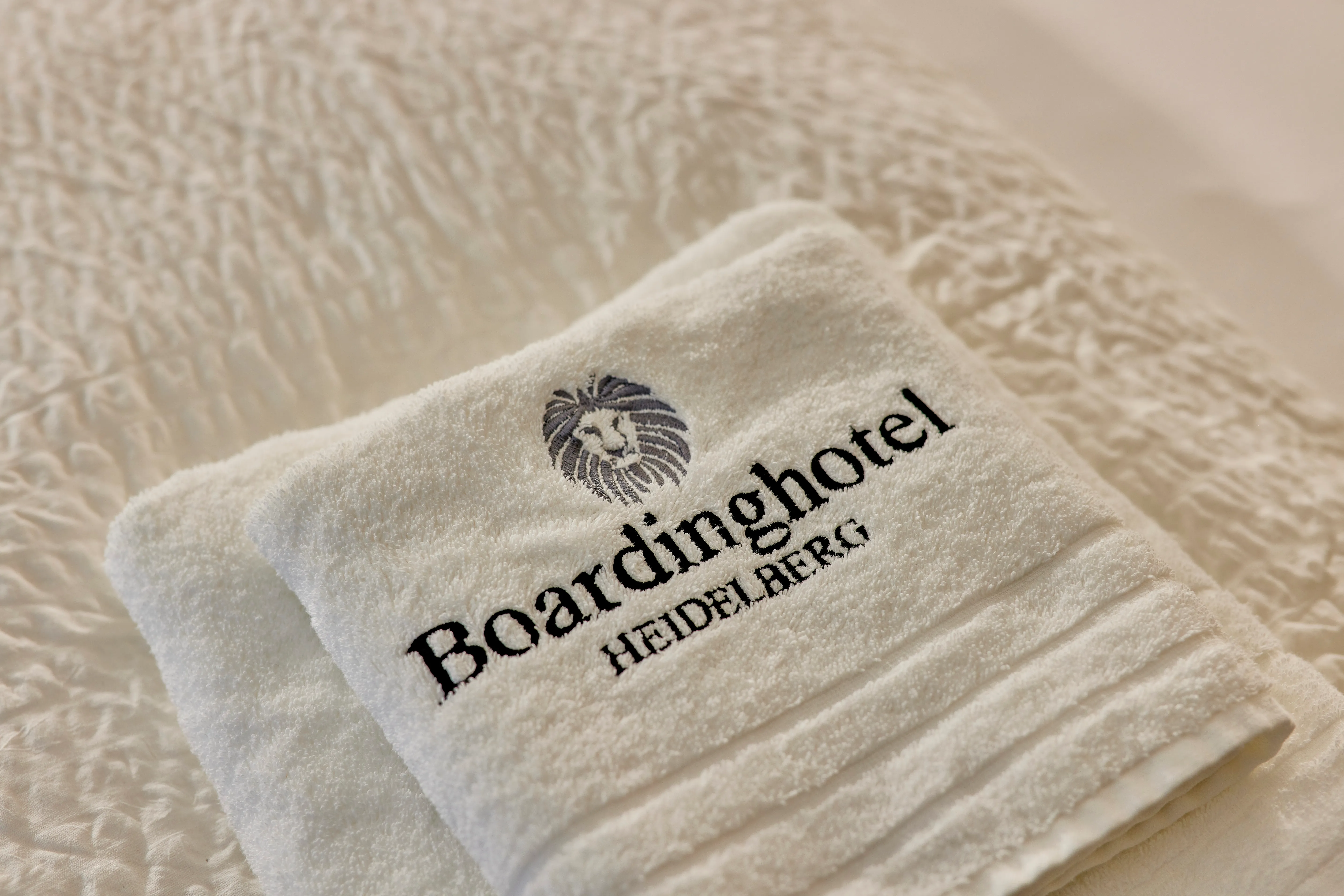 Boardinghotel-Premium-Handtuch auf dem Bett