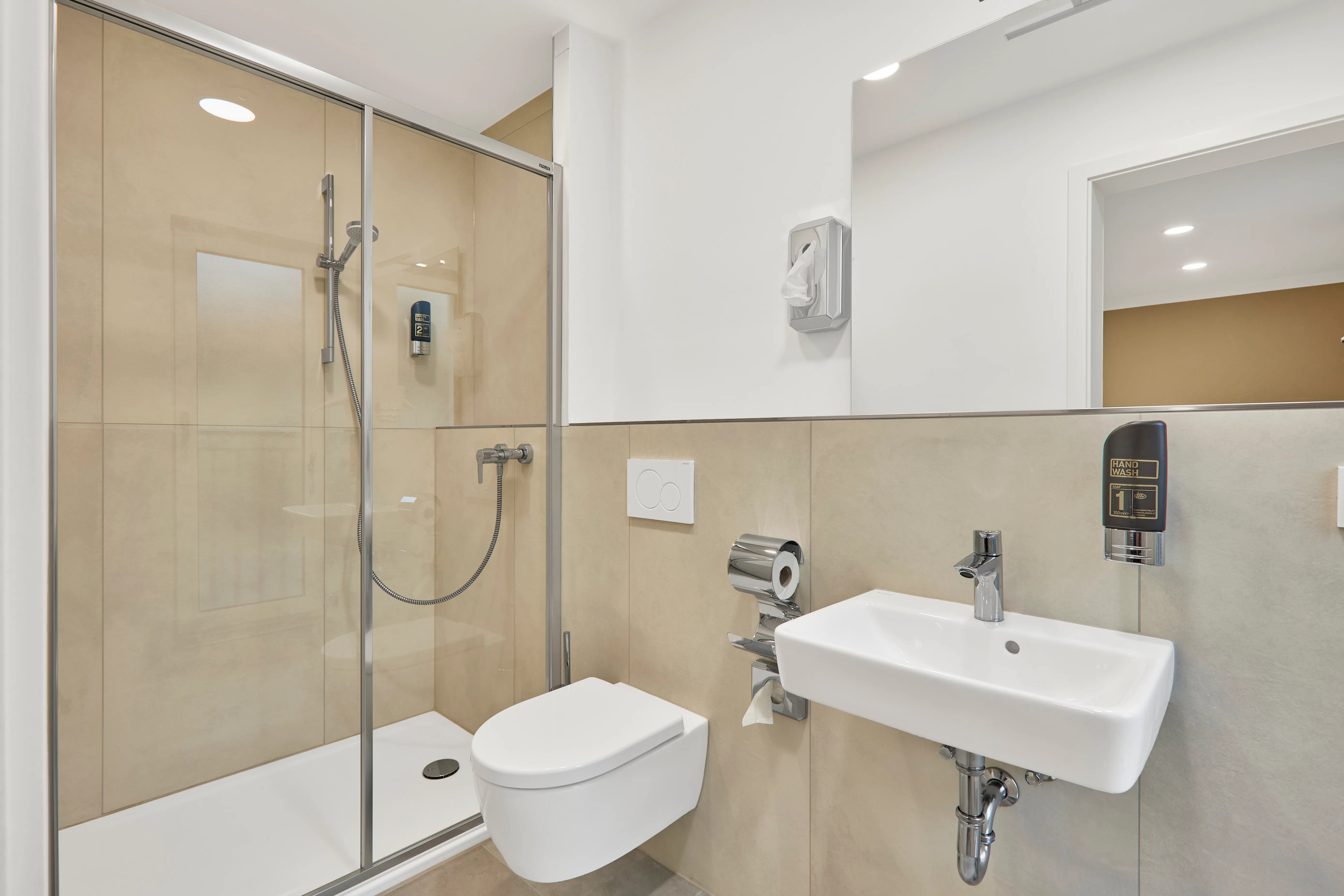 Modernes Badezimmer mit Dusche