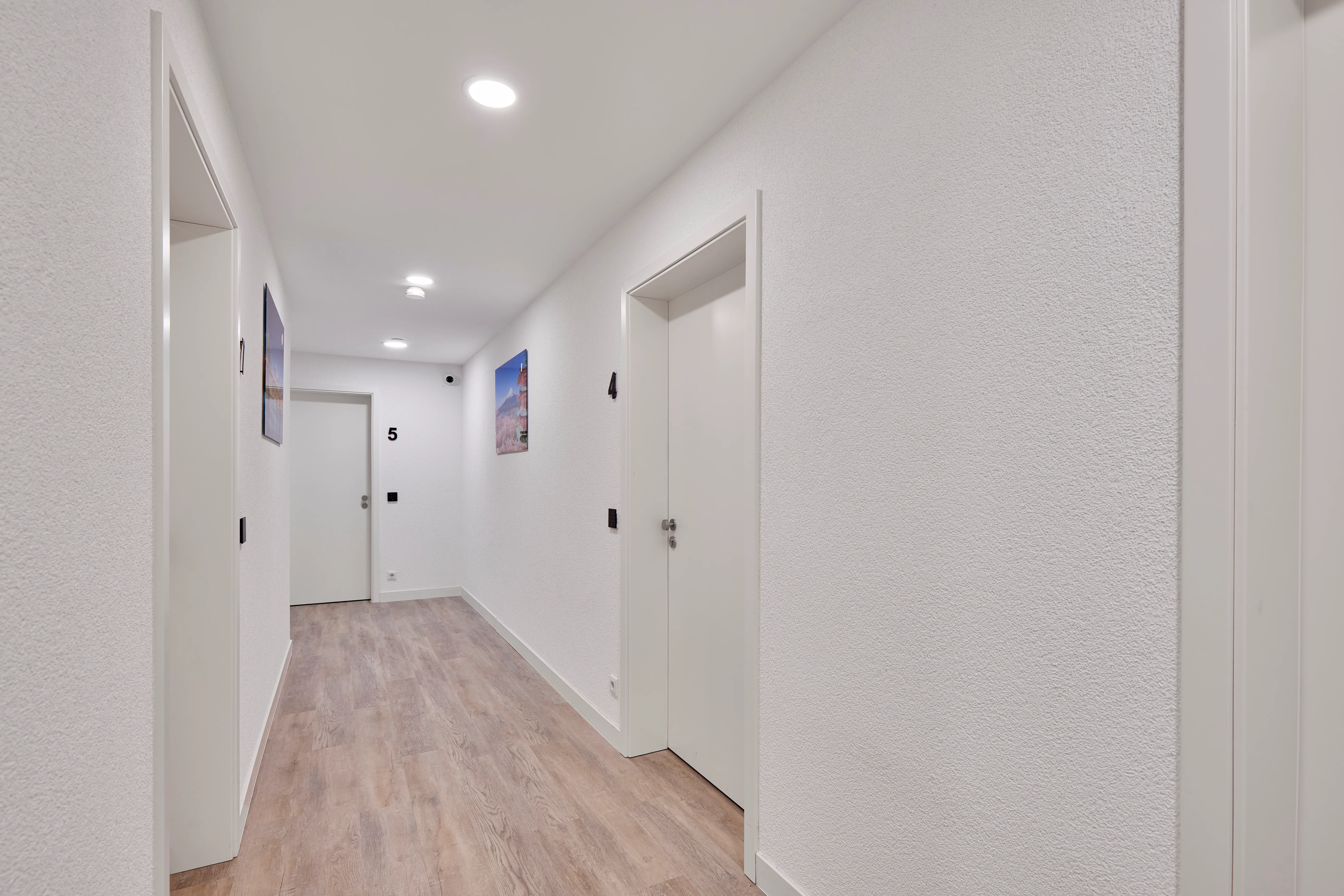 Heller Flur mit Apartmenttüren